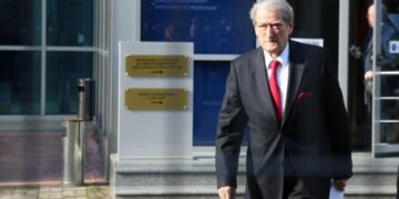 Berisha paraqitet në SPAK, e presin mbështetësit e PD-së –