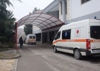 U ankua se i pikonte tavani, policia bën zbulimin e papritur në shtëpinë e fqinjës –