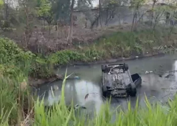 Shoferja humb kontrollin e mjetit, përfundon në kanalin me ujë tek “Ura e Dajlanit” –