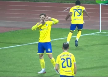 Leksion futbolli nga Elbasani, Partizani dorëzohet përballë 10 lojtarëve –