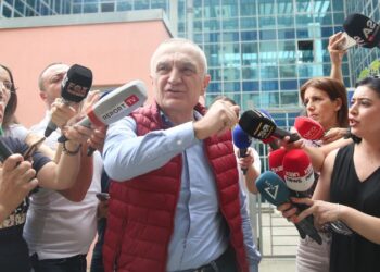 Nis gjyqi në themel, ish presidenti Meta hyn në sallë dhe bën shqiponjën me duar: Shqipëria, e shqiptarëve –