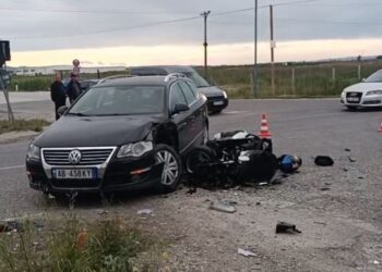 Aksident tek “Pushimi i shoferit”, motoçiklisti përplaset nga një veturë, në gjendje kritike për jetën –