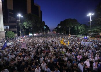 Protesta e PD/ Berisha rikthen fjalimet, anulon shëtitjet! Bllokohen rrugët rreth Kryeministrisë, 1500 efektivë në terren –
