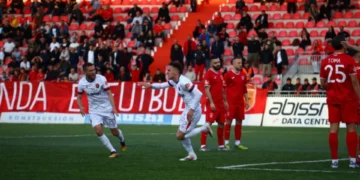 Heshtje në “Arenën e Demave”, Vllaznia e mposht Partizanin dhe ruan kreun –