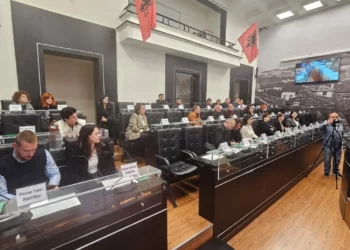 Emiriana Sako ngre rrogën e saj, shpërthejnë debate të forta në mbledhjen e Këshillit Bashkiak të Durrësit –