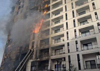 Zgjerohet perimetri i zjarrit te kompleksi i “Arlis” sh.p.k i Armand Lilos, një zjarrfikës dërgohet në spital –