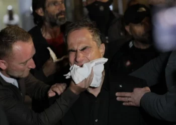 Deputetët lëndohen nga gazi lotsjellës, Berisha merret nga truprojat –