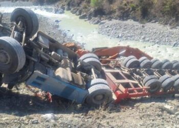 Aksident në aksin Gramsh-Maliq, karrotreci së bashku me një eskavator përfundojnë në kanal –