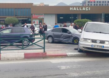 Aksident në rrethrrotullimin e Bathores në Kamëz, përplasen disa automjete –