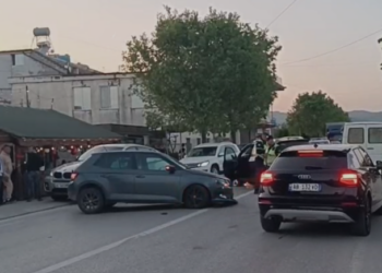 Automjetet përplasen kokë më kokë në Fier, një i plagosur –