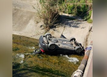 Aksident në Elbasan, makina përfundon në përroin e Zaranikës –