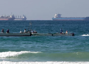 Kthehet në normalitet trafiku detar në Gjirin Persik, 20 anije përshkojnë pa probleme Ngushticën e Hormuzit –