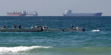 Kthehet në normalitet trafiku detar në Gjirin Persik, 20 anije përshkojnë pa probleme Ngushticën e Hormuzit –