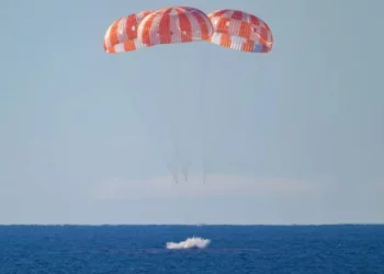 “Artemis II” kthehet në Tokë pas misionit historik përreth Hënës, 4 astronautët ulen me parashutë në oqean –