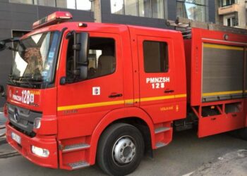 Sërish zjarr në Tiranë! Përfshihet nga flakët pallati pranë burgut 313, zjarrfikëset në vendngjarje –