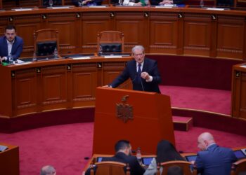 Miliarderët e jahteve e marrin me 60 lekë, të heqim çdo taksë ndaj naftës për fermerët dhe transportin publik –