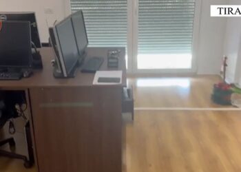 Ktheu apartamentin në call-center për mashtrime me bursa fiktive, arrestohet 25-vjeçarja –