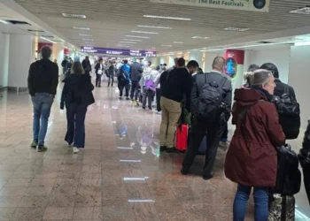 Radhë me orë të tëra në aeroporte, sistemi i ri kufitar “bllokon” udhëtarët –