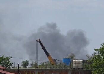 Situatë alarmante në Elbasan, tymi dhe aroma e rëndë mbulojnë zonën industriale –