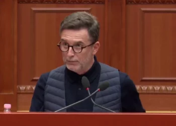 Kishte fushatë për të refuzuar qumështin e blegtorëve, si hiqet nafta për fermerët në kohë krize? –