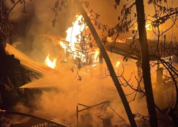 Përfshihet nga flakët gjatë natës një bujtinë në Librazhd, shkaktohen dëme të mëdha materiale –