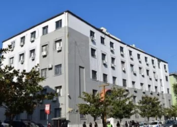 Radhë për ndarje në Durrës, gjykata vonon proceset e divorcit –