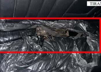 Ishte nisur për të shitur kallashnikov, arrestohet në Tiranë 25-vjeçari dhe kërkohet bashkëpunëtori –