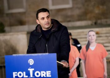 Policia shoqëroi dy persona se kishin frikë se protestonin kundër Ramës! –