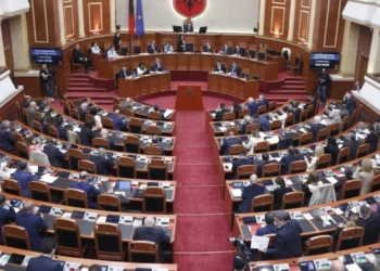 PS rrëzon kërkesën e PD për procedurë të përshpejtuar mbi projektligjin për uljen e çmimit të naftës –