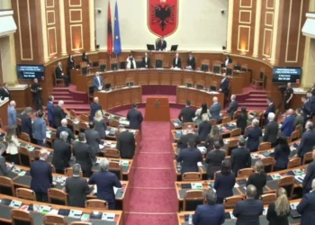 Kuvendi i Shqipërisë mban një minutë heshtje për ndarjen nga jeta të Rexhep Qoses –