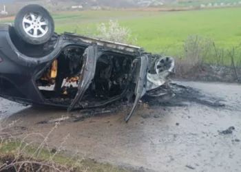 Momente paniku për tre të rinj në Devoll, makina del nga rruga dhe përfshihet nga flakët –