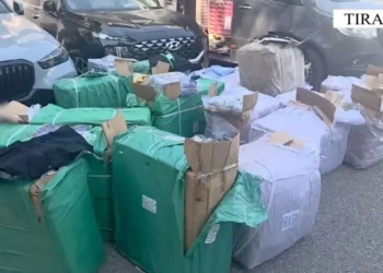 Po transportonte 19 thasë me veshje kontrabandë, arrestohet 26-vjeçari në Tiranë –