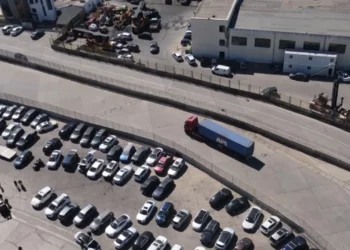 Kamionistët paralajmërojnë protesta, shkak çmimi i naftës, pritet bllokimi në Portin e Durrësit dhe pikat kufitare –