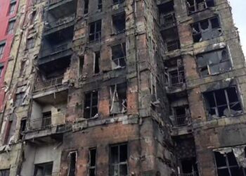 Zjarri te komplelsi “Arlis”, banorët e prekur nënshkruajnë një peticion me 10 kërkesa urgjente –