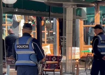 Sherr me thika mes pronarëve të lokaleve në Korçë, 3 persona përfundojnë në spital –