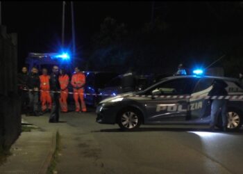 Tragjedi në Itali! Gruaja hidhet nga dritarja me tre fëmijët, mbijeton vetëm vajza 5-vjeçare –