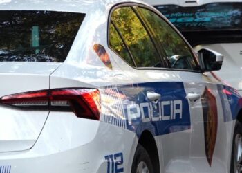 Qëlloi me armë zjarri dhe plagosi një person gjatë një konflikti, shpallet në kërkim 26-vjeçari –