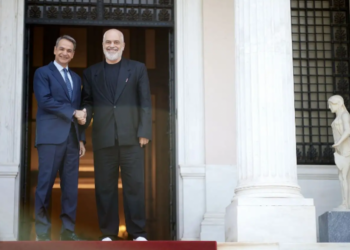 Rama ishte veshur sikur po vinte për të pirë një gotë me Mitsotakis, edhe qeni u habit –