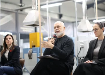 Rama “zbulon” punonjësit e huaj në Durrës, i porosit të mësojnë shqipen, u prezanton edhe skemën e re të pensioneve –