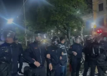 Policia nuk lejon protestuesit të shkojnë në Kuvend, nisin përplasjet fizike –