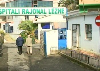 Ra në det nga gurët dhe rrezikoi mbytjen, shpëtohet 16-vjeçari në Shëngjin –