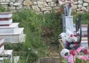 E pazakontë në Lushnje! Vidhen eshtrat e gruas që ndërroi jetë 17 vite më parë, hajdutët hapën tunel nën varr –