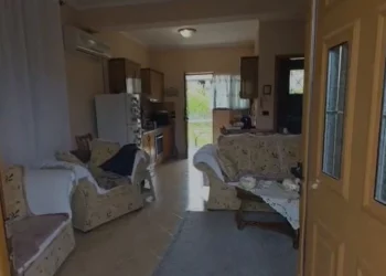 E rëndë në Fier/ Tentoi të vjedhë në një banesë në Fier, hajduti humb jetën gjatë grabitjes –