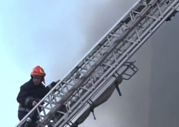 Zjarri në pallatin pranë QSUT-së, aktivizohet Urgjenca dhe djegia plastike –