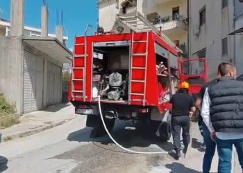 Përfshihet nga zjarri kati i parë i një pallati, panik tek banorët –