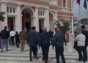 Aksionet e prishjeve në prag të sezonit veror, bizneset mblidhen para Bashkisë së Vlorës –