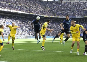 Barazim në fushë, spektakël në tribuna, festa vazhdoi në fushë dhe në rrugët e Milanos –