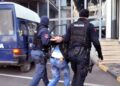 Armë dhe stemë policie/ Arrestohet në Rinas pjesëtari i grupit të Marklen Hakës –