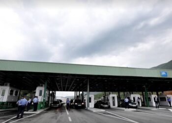 Qytetarët nga Kosova shijojnë fundjavën në bregdetin shqiptar, rriten lëvizjet në pikën kufitare të Morinës –