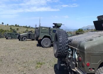 Ushtarët shqiptarë dhe malazezë zhvillojnë stërvitje të përbashkët në Vaun e Dejës –